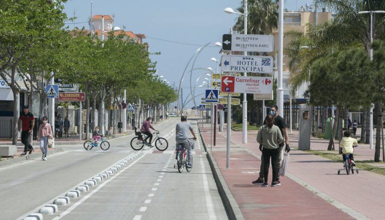 Los bares y restaurantes de Gandia podrán ampliar sus terrazas para compensar la reducción de aforo