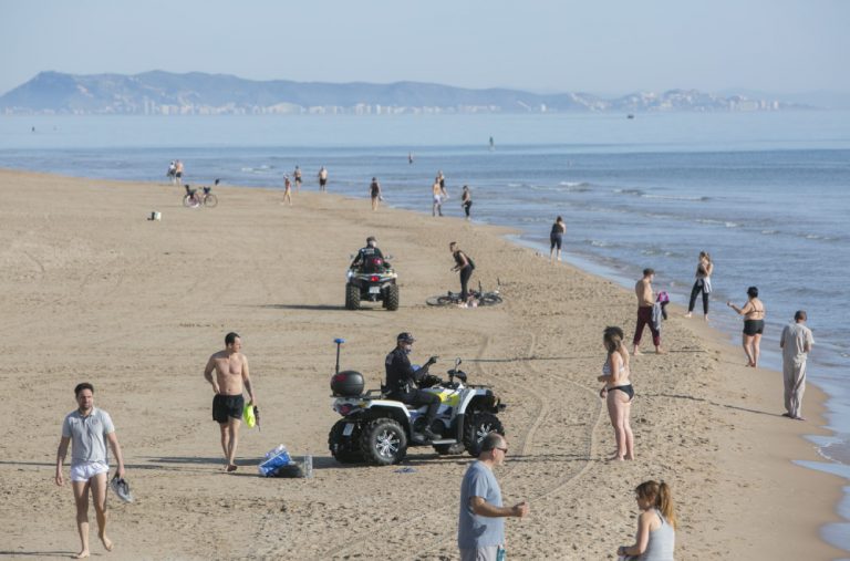 Turisme convoca a los municipios para trasladar los protocolos de seguridad en las playas