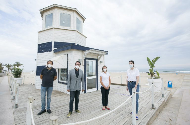La playa de Gandia, primera de Valencia en ofrecer todos sus servicios