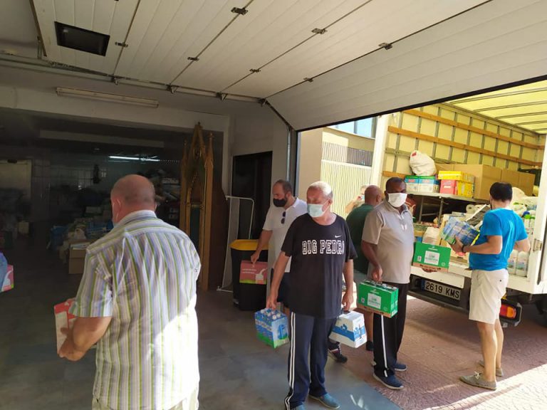 La Federación de Fallas consigue 4 furgonetas de productos para los franciscanos