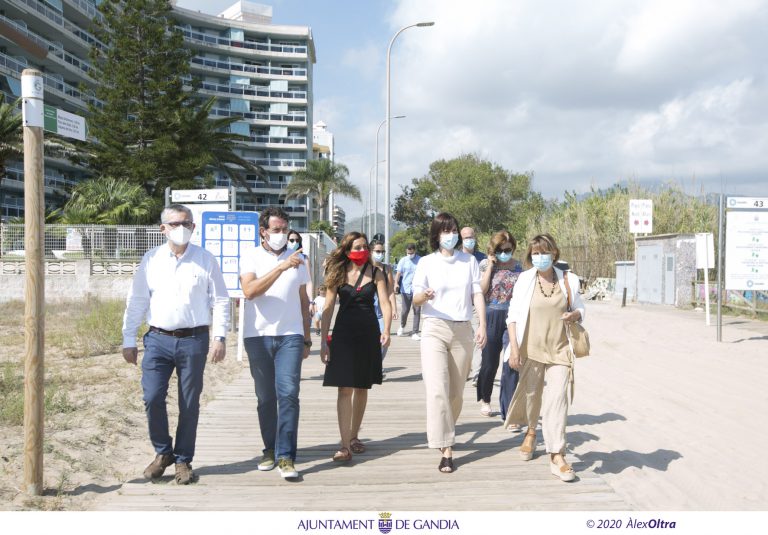 La platja de l’Auir de Gandia ja te la bandera de platja lliure de fums
