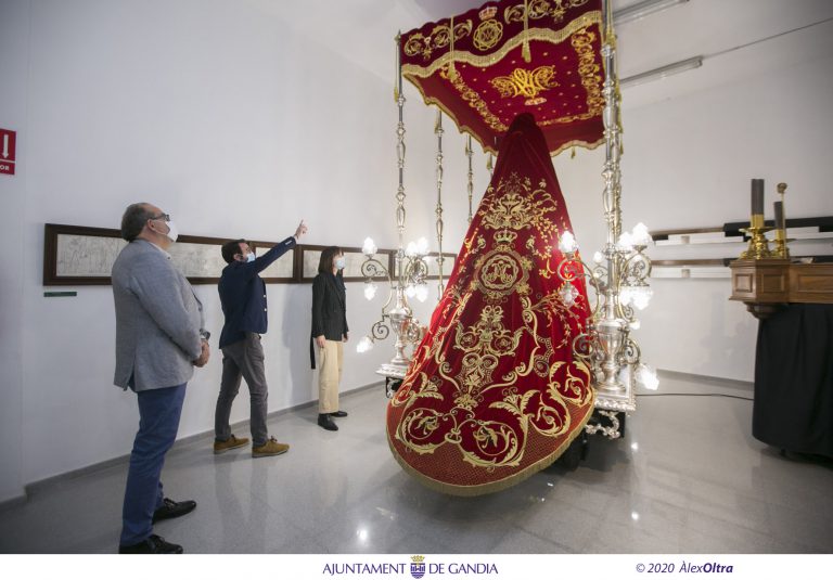 Diana Morant visita l’exposició permanent de la Real Hermandad de la Dolorosa
