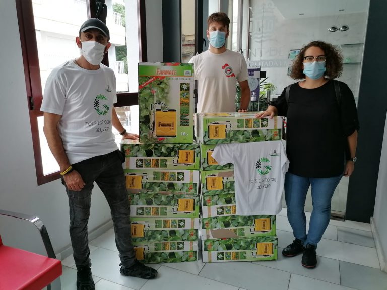 L’Ajuntament de Gandia dóna 12 motxilles sulfatadores al bomber que lluita contra els incendis de l’Amazones