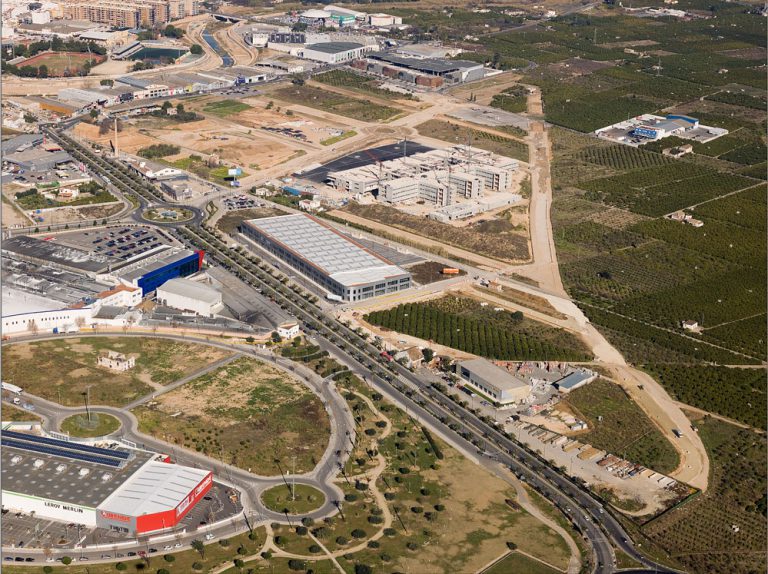 La avenida Blasco Ibáñez se reduce a un carril por las obras de la subestación eléctrica en Sanxo Llop