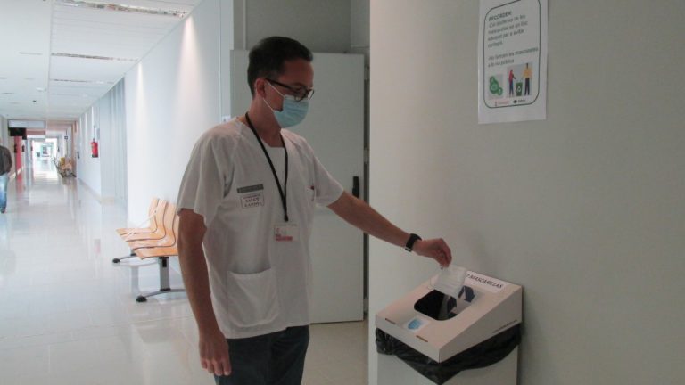 La importancia de no tirar mascarillas en la calle