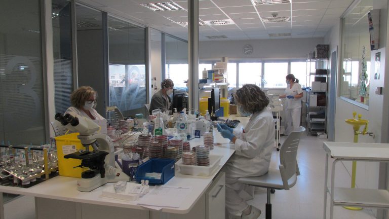 Cómo la Covid-19 ha transformado el laboratorio del Francesc de Borja