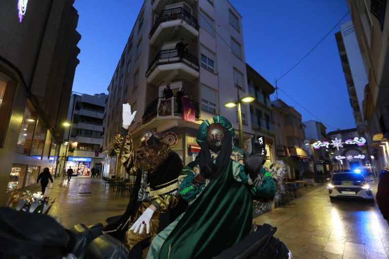 Los Reyes Magos recorren el cielo y las calles de Gandia: imágenes