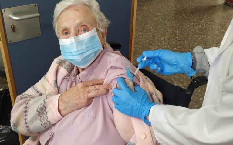 Comienza la vacunación de las personas mayores y dependientes