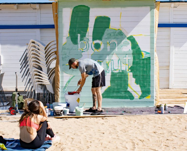 Primera edición del «BUA Fest» en la playa de Gandia: 21 murales de arte urbano al ritmo de música