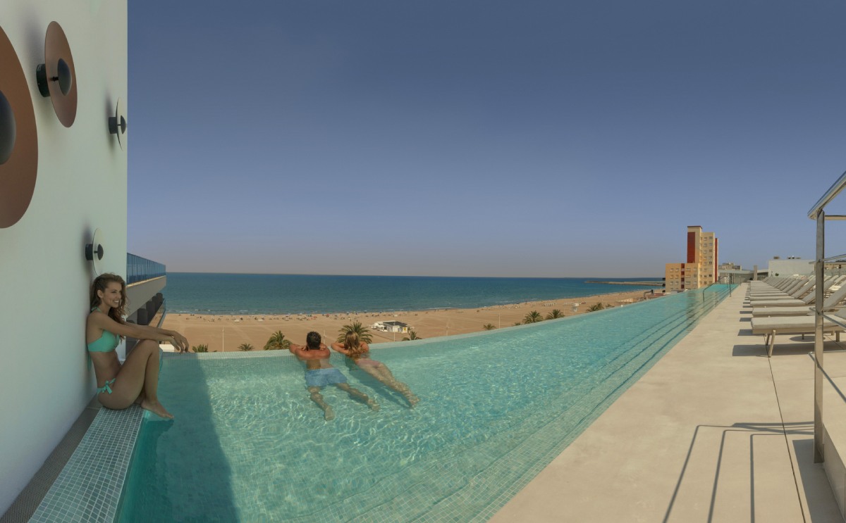 UNIQ piscina infinity del hotel bayren
