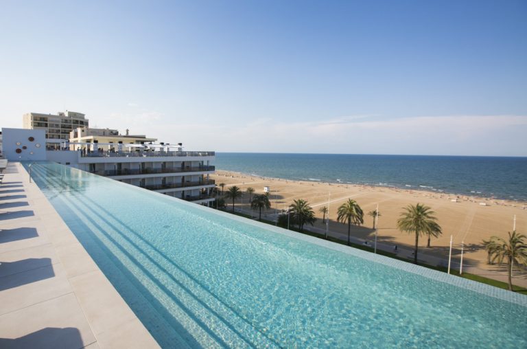 UNIQ piscina infinity del hotel bayren