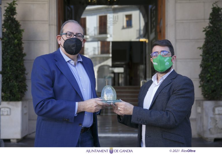 Ecovidrio premia a Gandia con el «Iglú verde» por su compromiso con el reciclaje