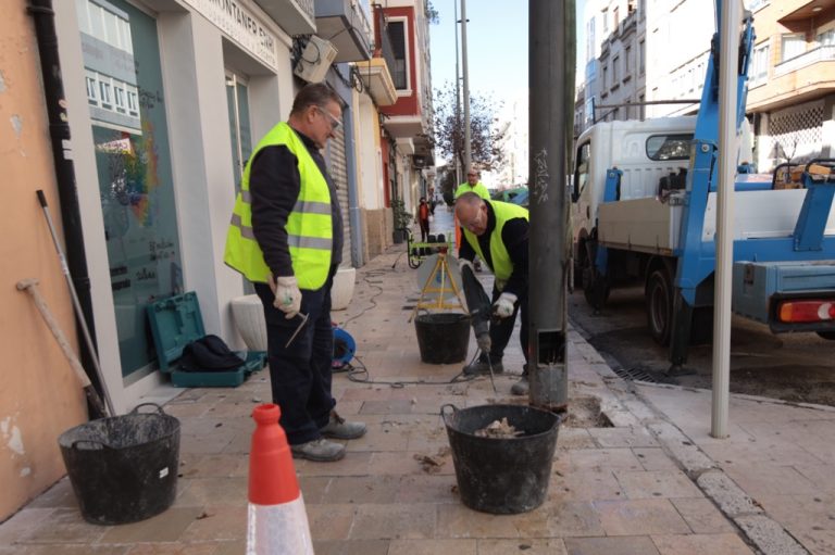 Más de 50 farolas degradadas por el orín de los perros en Gandia
