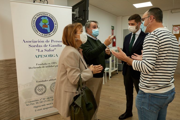 Las personas sordas de Gandia contarán con un servicio de atención personalizada