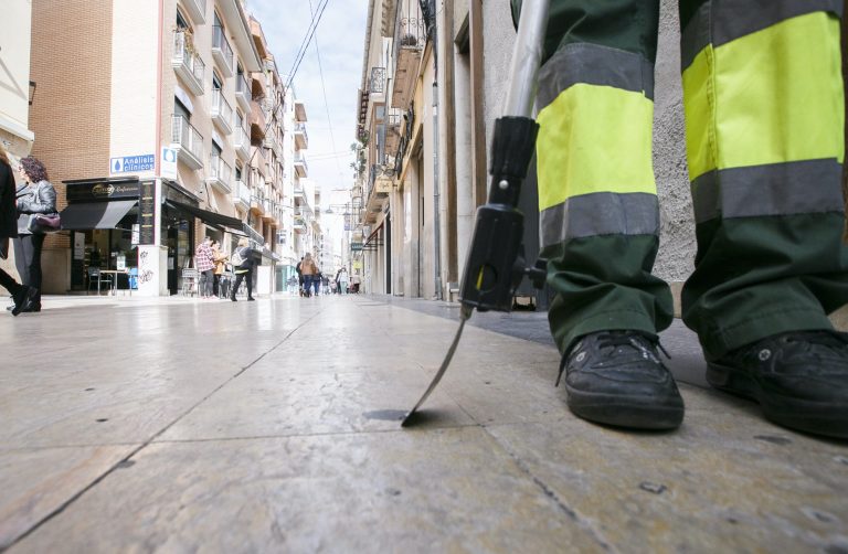 Gandia refuerza la limpieza durante las Fallas