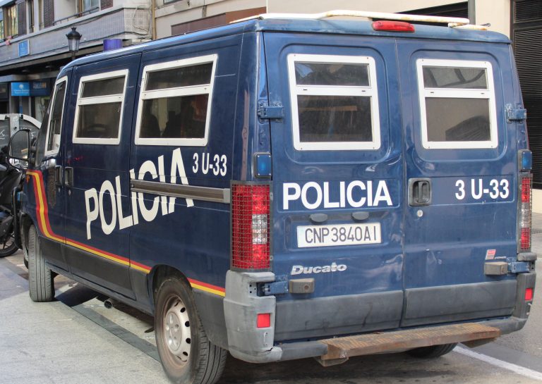 Detenido un hombre por robar en el comercio de su pareja en Gandia