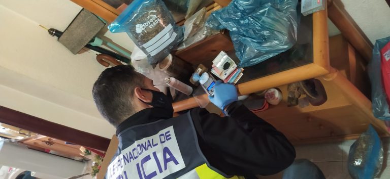 Desmantelado un punto de venta de droga y detenidas cuatro personas en Gandia