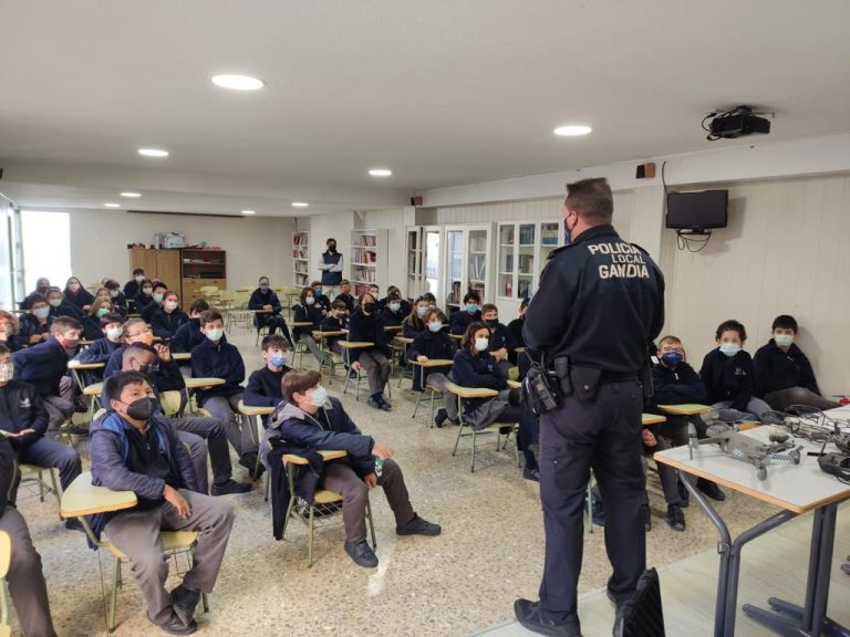 La Policía Local explica el uso de los drones al alumnado de Gandia