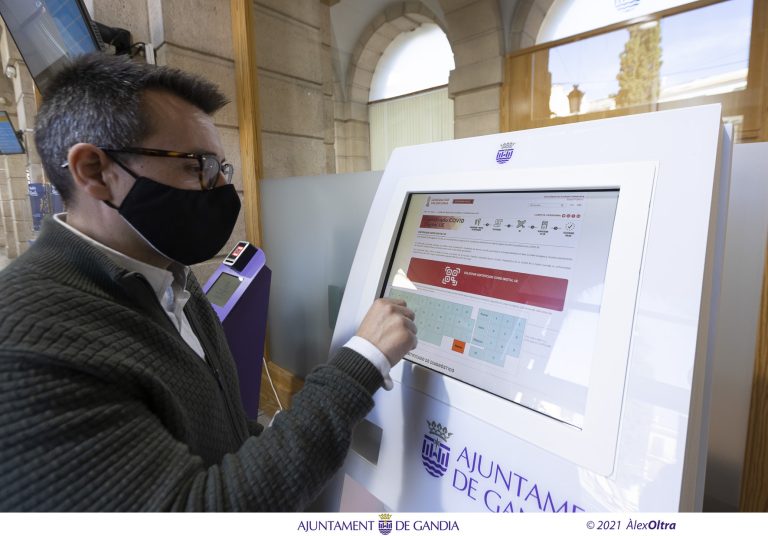 El certificado covid, en los quioscos digitales del Ayuntamiento de Gandia