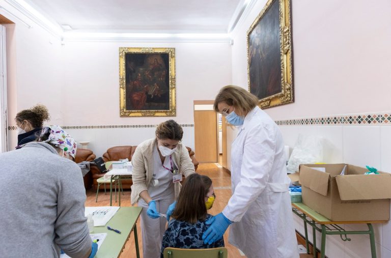 Comienza la vacunación infantil en los colegios de Gandia: 5.330 niños citados