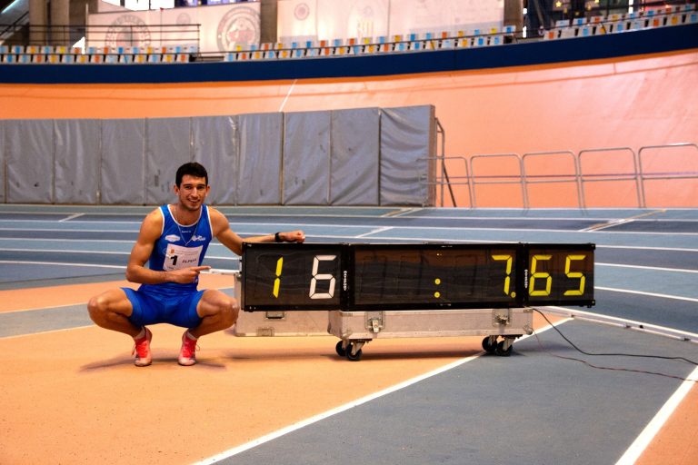 Quique Llopis supera la mínima para el Mundial de Pista Cubierta