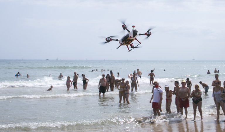 Un dron y tablas de surf hinchables: así refuerza Gandia la seguridad en sus playas