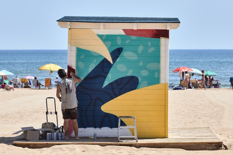 La playa de Gandia se convierte en un gran mural con el BUA Fest