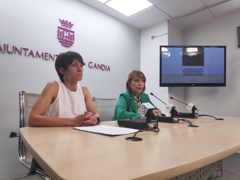 Los profesionales de la seguridad y sanidad de Gandia se forman en la prevención e intervención en suicidio