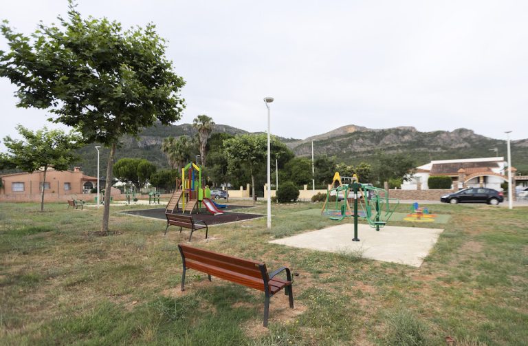 Marxuquera disfruta del nuevo camino Carril y dos parques infantiles