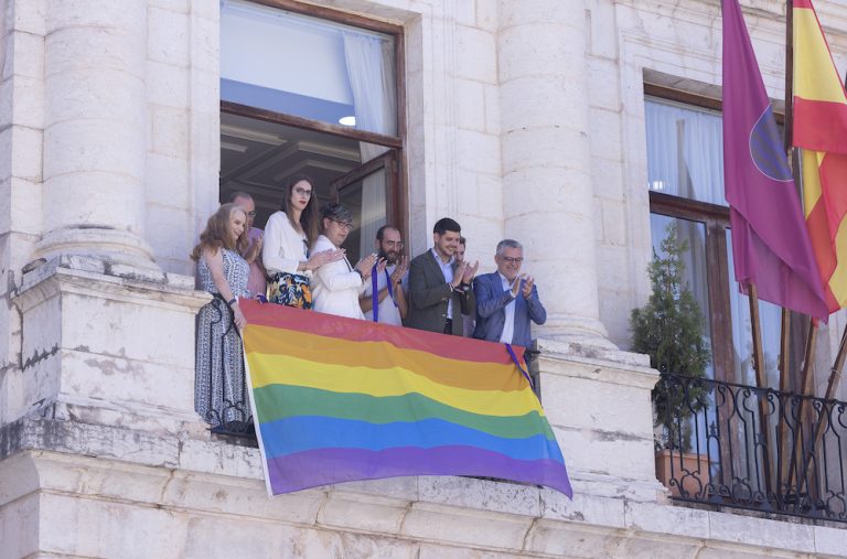 Gandia iza la bandera del arcoíris con motivo del Día Internacional del Orgullo LGTBI+