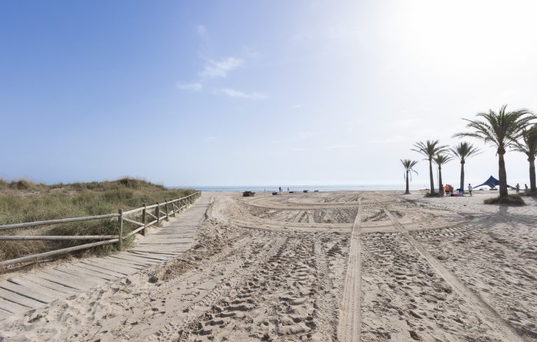 Costas finaliza la extracción de arena de la playa del Auir