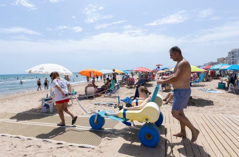 Gandia cuenta con una nueva zona de baño asistido para personas con diversidad funcional