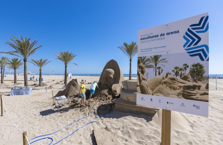 La playa de Gandia acoge la exhibición de esculturas monumentales de arena