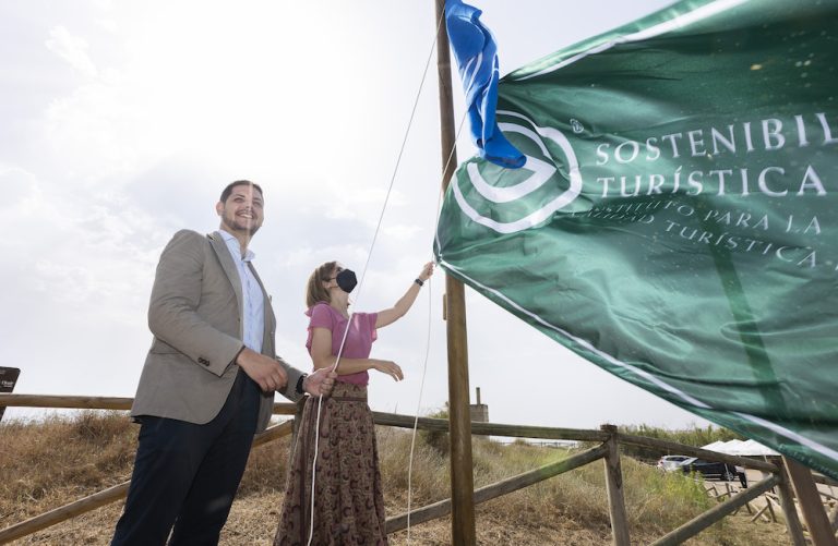 La playa del Auir luce las banderas que certifican su calidad