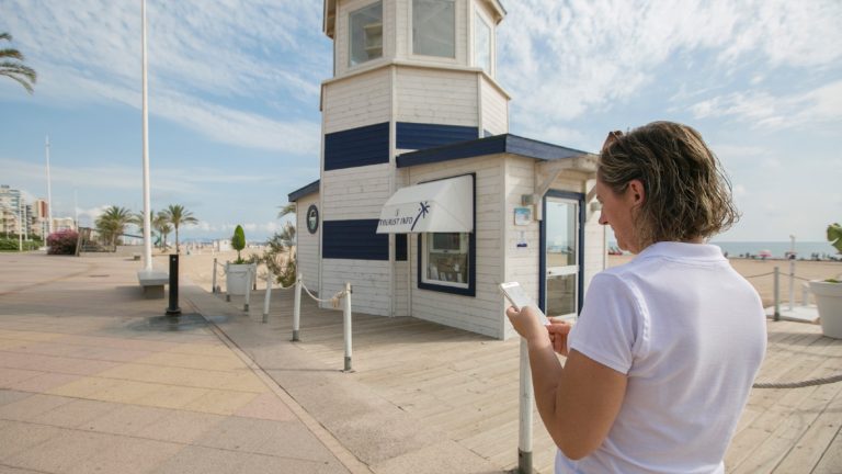 La playa de Gandia cuenta con 17 puntos de acceso wifi gratuitos