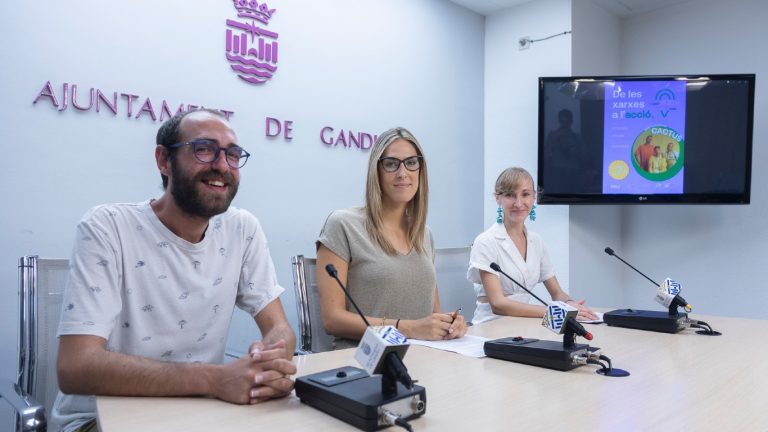 La plaza del Club Náutico acoge el acto de cierre de la campaña «De las redes a la acción»