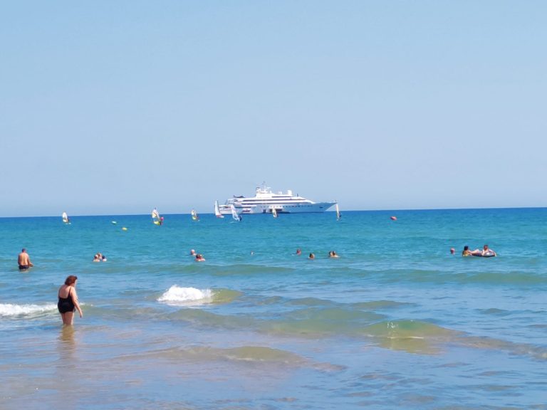 El noveno yate más grande del mundo, ancla en la playa de Gandia