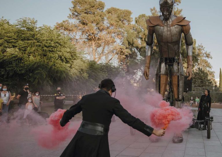 La playa de Gandia recibe a un Aquiles de cinco metros