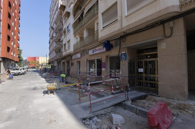 Las calles de Gandia mejoran con una inversión que roza el millón de euros