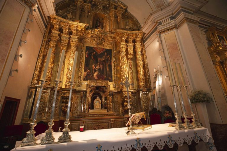 El retablo de «Sant Roc i Sant Francesc» vuelve al altar de la iglesia del ex convento