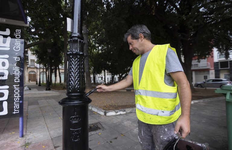 Gandia pinta cerca de 3.000 farolas con pintura anticorrosiva