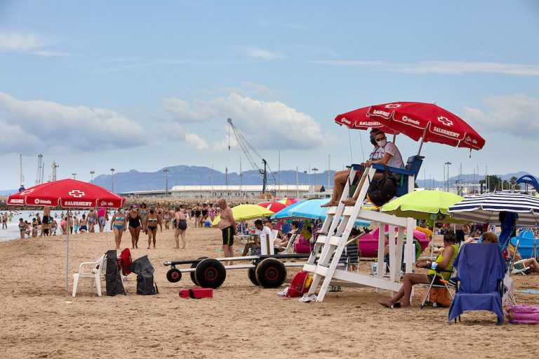 Dos drones y un artefacto de salvamento teledirigido protegerán la playa de Gandia en 2023