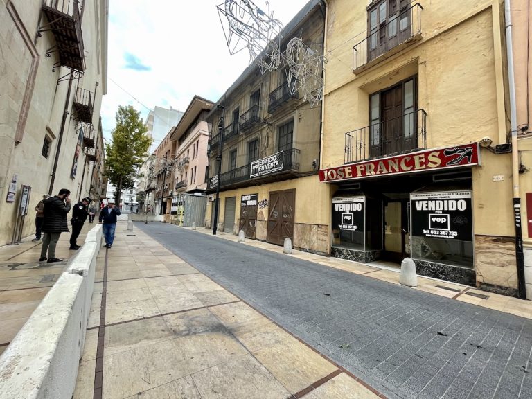 El edificio en ruinas sito delante del Palau Ducal será derribado
