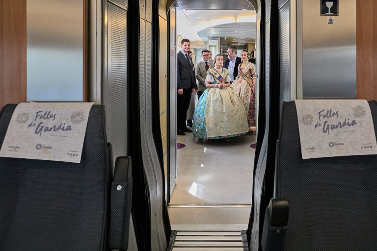 Las Fallas de Gandia se promocionan en el AVE Madrid-Valencia