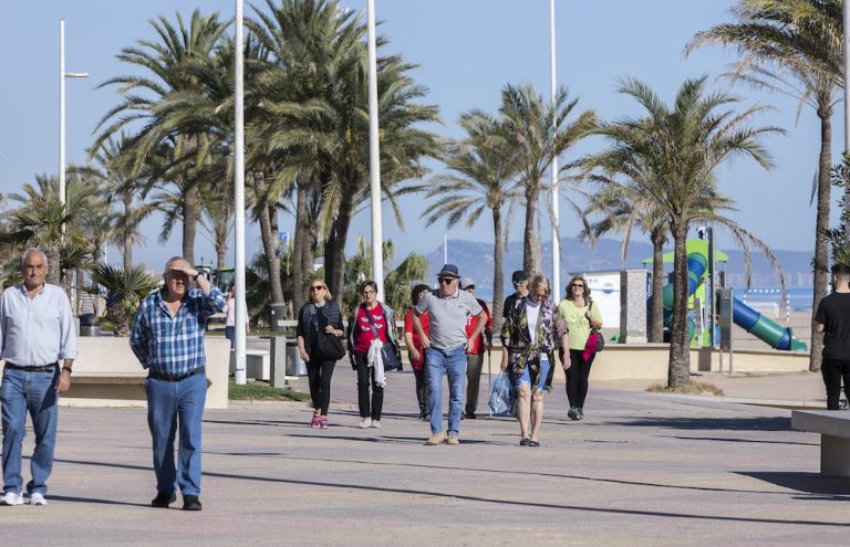 La playa de Gandia abre con servicios de socorrismo, seguridad, limpieza, chiringuitos…