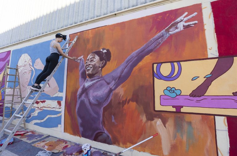 Las mujeres deportistas protagonizan el último mural del Serpis Urban Art