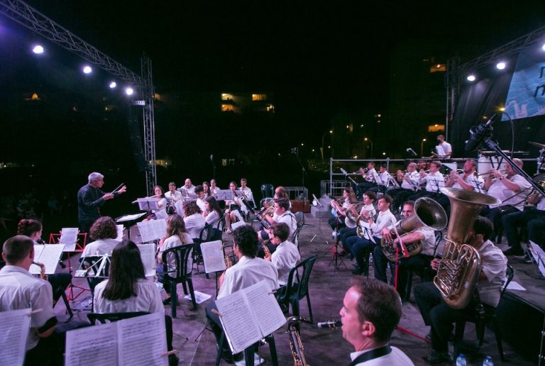 La playa acoge una nueva edición de «Un Mar de Músiques i de Tradicions»