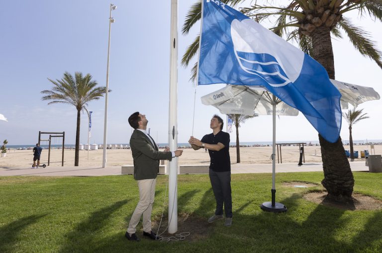 Las banderas de calidad ya lucen en la playa de Gandia