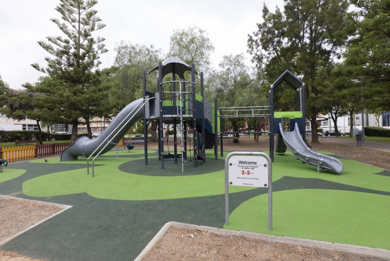 El parque Joan Fuster cuenta con una nueva zona de juegos infantiles