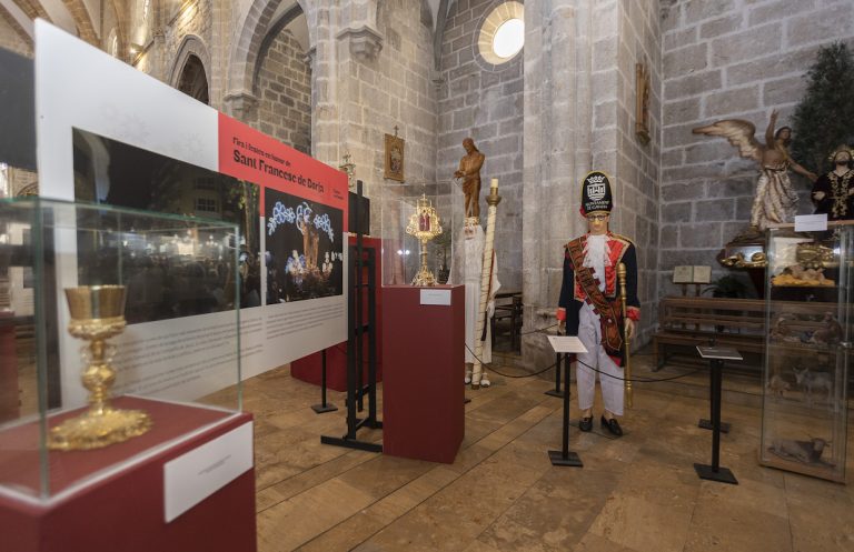 Inaugurada la exposición «Festes de Gandia» en la Insigne Colegiata de Santa María